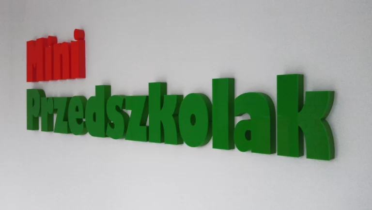 Logo ze styroduru pomalowanego na zielono i frontem z zielonej plexi mini przedszkolak