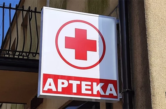 Kaseton aluminiowy ramowy dwustronny semafor Biała rama lakierowana Proszkowo białe fronty z czerwoną grafiką apteka podświetlenie led. Produkcja reklam Ledserwis.com. kasetony reklamowe dwustronne