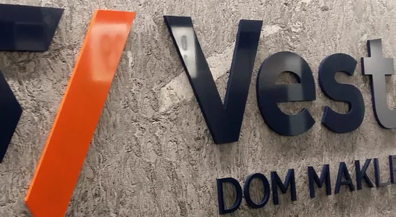 Logo przestrzenne 3D Vestor wykonane z pleksi 10 mm polakierowane i wypolerowane na wysoki połysk. Montowane na dystansachZdjęcie główne strony