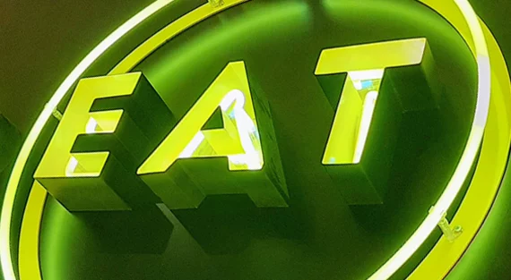 Neony gazowe Warszawa. Żółty neon gazowy barwiony natryskowo w obudowie aluminiowej, street zone.