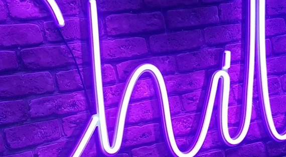 Neony LED Warszawa. Neon ledowy fioletowy na pleksi