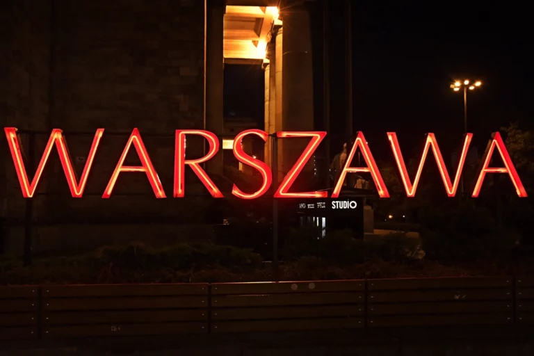 Neony gazowe Warszawa. Pomarańczowy neon gazowy w bezbarwnej rurce Warszawa