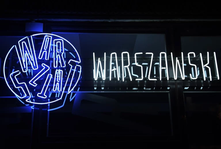 Neony gazowe Warszawa. Biało-niebieski neon gazowy barwiony natryskowo wewnątrz Warszawa