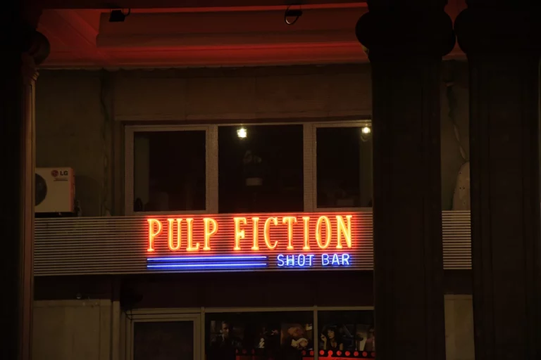 Neony gazowe Warszawa. Pomarańczowy neon gazowy w bezbarwnej rurce Pulp fiction