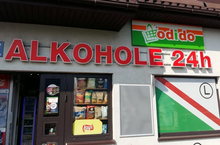 Napis alkohole 24 wykonany z aluminium i plexi czerwony napis białe boki