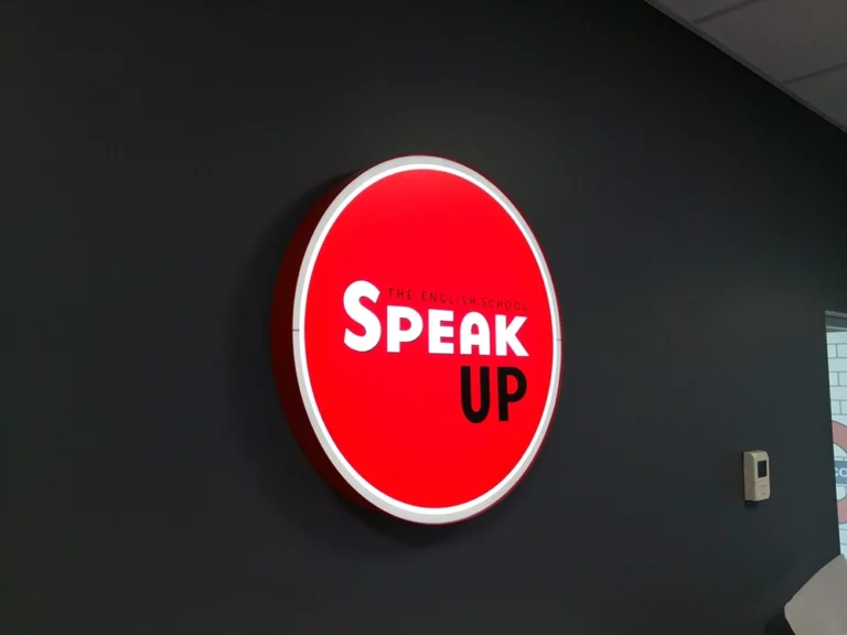 Logo z aluminium czerwonego z frontem z plexi wyklejoną czerwoną folią i napisem Speak Up