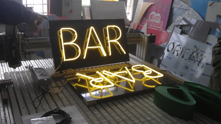 Neony gazowe Warszawa. Żółty neon gazowy bar