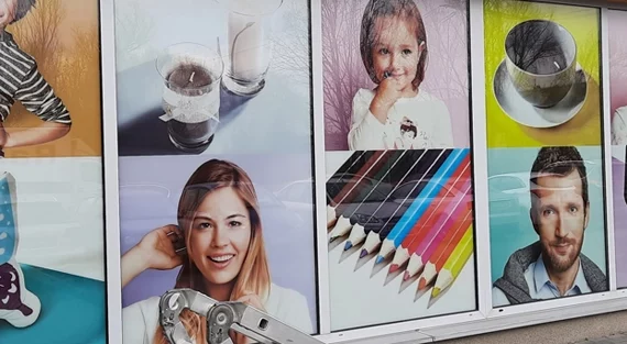 Folia z grafiką po stronie kleju, wyklejona od wewnątrz witryny sklepu Pepco. Oklejanie witryn Warszawa