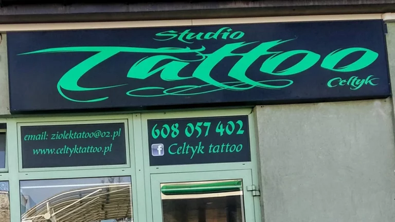 Czarny matowy kaseton ramowy z fluorescencyjnymi grafikami tattoo. Kasetony warszawa