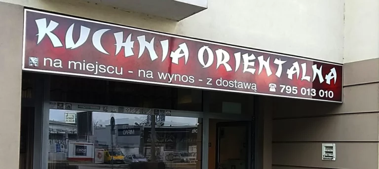 Aluminiowy kaseton ramowy z czerwonym frontem z pleksi i białą grafiką kuchnia orientalna. Kasetony warszawa