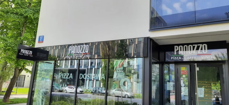 Kaseton z czarnego dibondu jako otok nad restauracją panotto