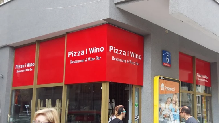 Czerwony kaseton z frezowanego dibondu pizza i wino na rogu wejścia do restauracji. kasetony z dibondu warszawa