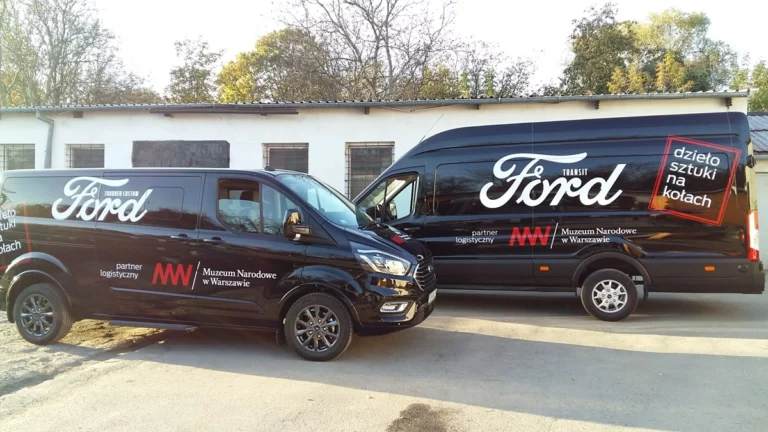 Grafika dla muzeum Warszawskiego na fordach Ford Transit. oklejanie aut warszawa