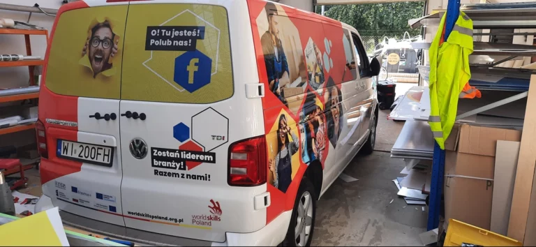 Kolorowa grafika na samochodzie Volkswagen Transporter