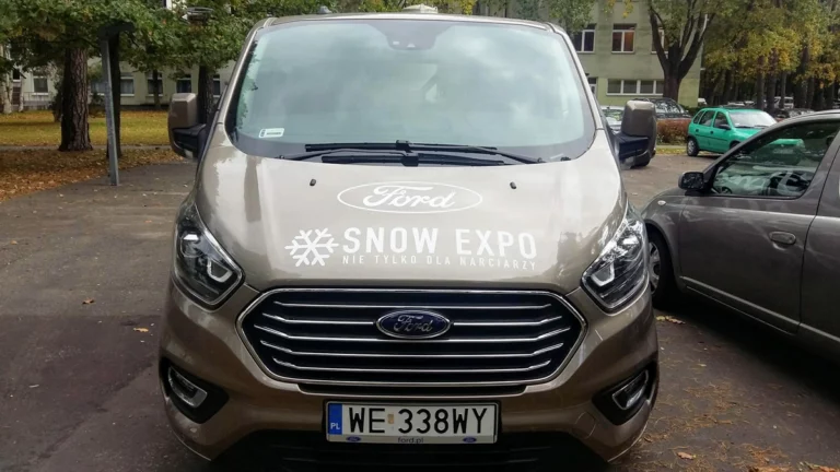 Grafika reklamowa naklejona na szarym samochodzie Ford Transit, przód. oklejanie aut warszawa