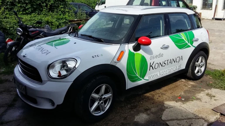 Samochód mini Konstancjaoklejony dla firmy rent mini. oklejanie aut warszawa