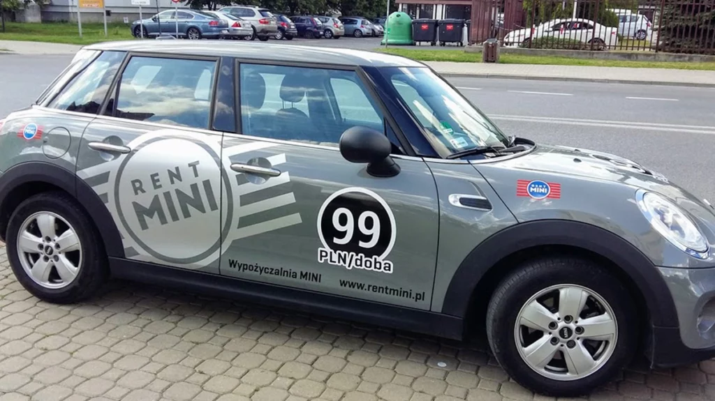 Samochód mini szary oklejony dla firmy rent mini. oklejanie aut warszawa