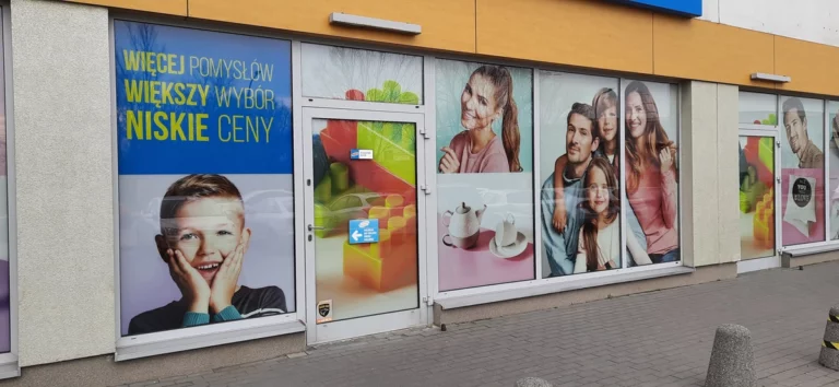 Grafika reklamowa zainstalowana w witrynach naklejona od wewnątrz dla firmy Pepco w Warszawie na ul połczyńskiej