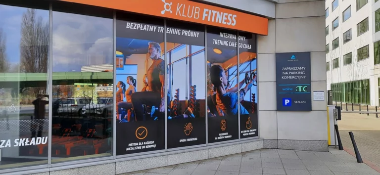 Folia zamontowana w lokalu Orange theory fitness na ul Rzymowskiego na czas remontu widziana od zewnątrz