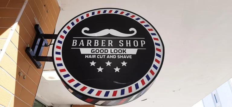 Okrągły aluminiowy czarny kaseton z frontem plexi i grafiką barber shop