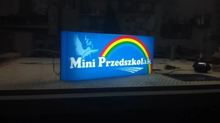 Kaseton semafor wykonany w całości z plastiku z napisem mini przedszkolak i niebieską folią