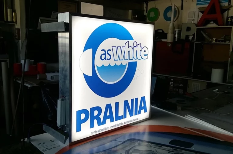 Kaseton semafor w aluminiowej obudowie z napisem pralnia white. kasetony reklamowe dwustronne