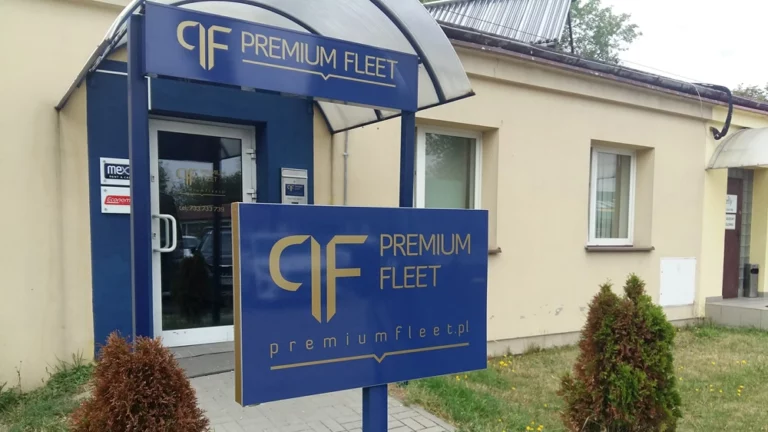 Tabliczki parkingowe przed podjazdem firmy premium fleet z dibondu i aluminium. szyldy reklamowe warszawa