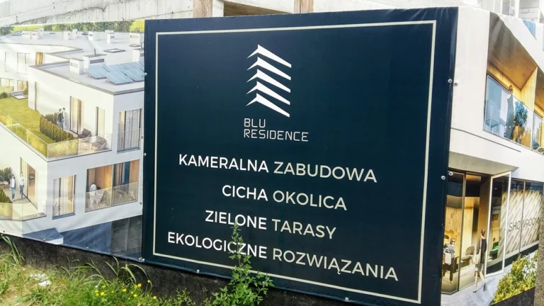 Tablice informacyjne na płocie budowy na ul bluszczańskiej. szyldy reklamowe warszawa