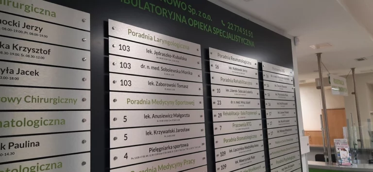 Zestaw informacyjny z wymiennymi tabliczkami w ZOZ Legionowo. szyldy reklamowe warszawa