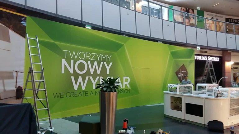 Tapeta reklamowo informacyjna w centrum handlowym złote tarasy. tapety reklamowe warszawa