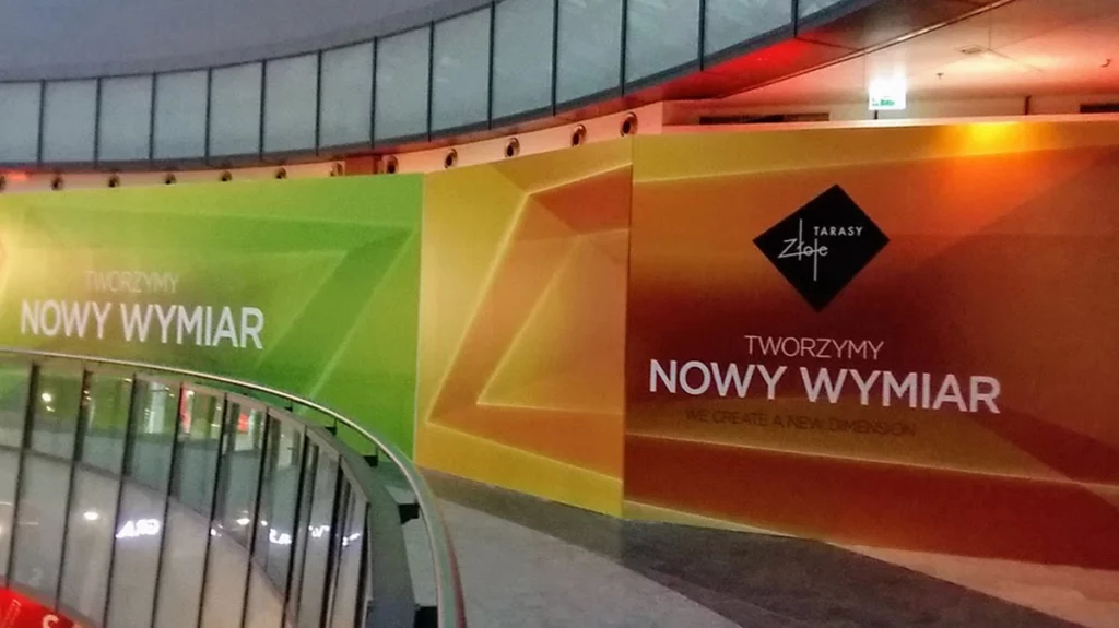 Tapeta reklamowo informacyjna w centrum handlowym złote tarasy